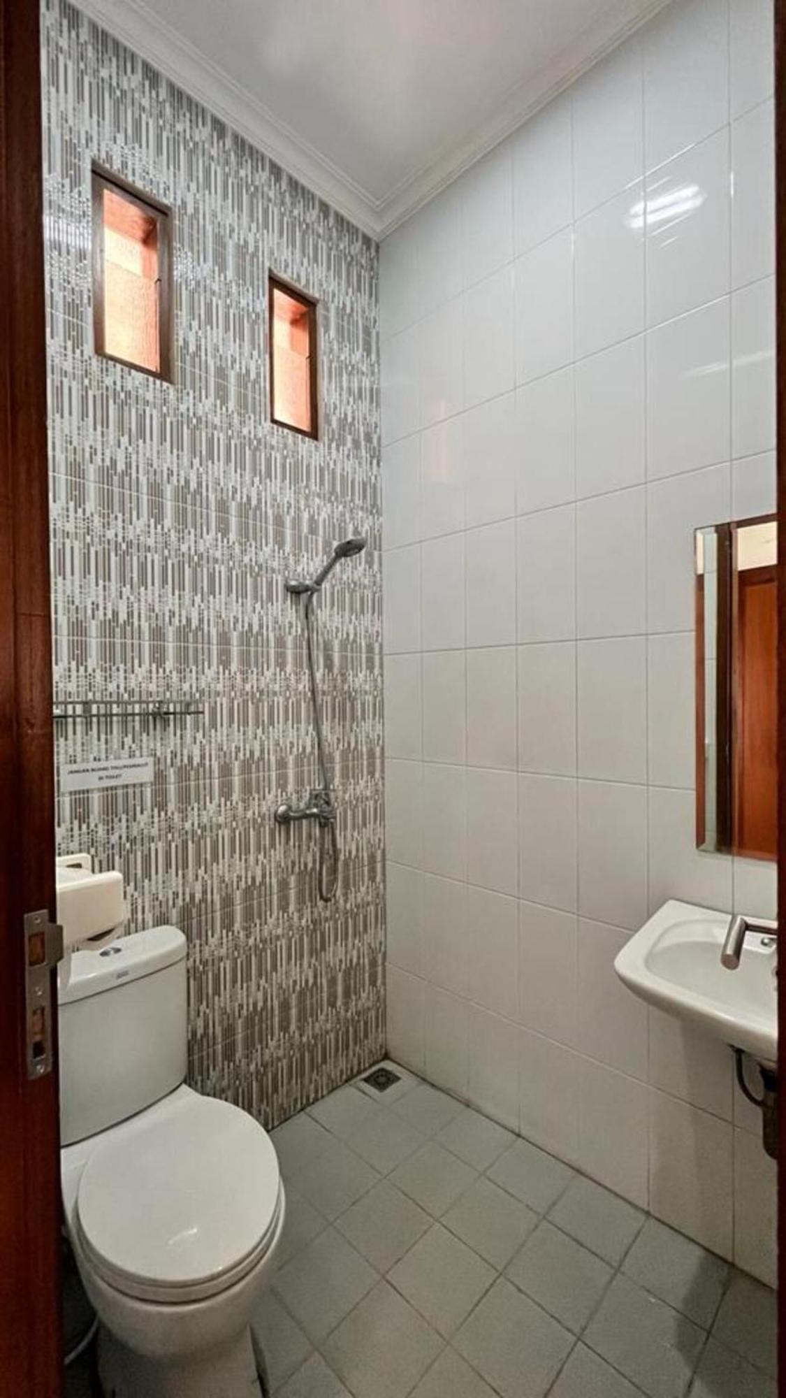 Hens Guesthouse Syariah Gadobangkong Extérieur photo
